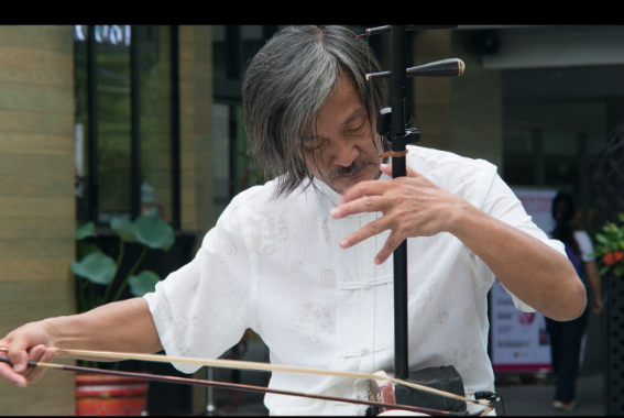 play erhu还是play the erhu