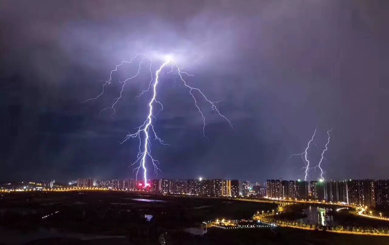 雷电放电具有什么特点